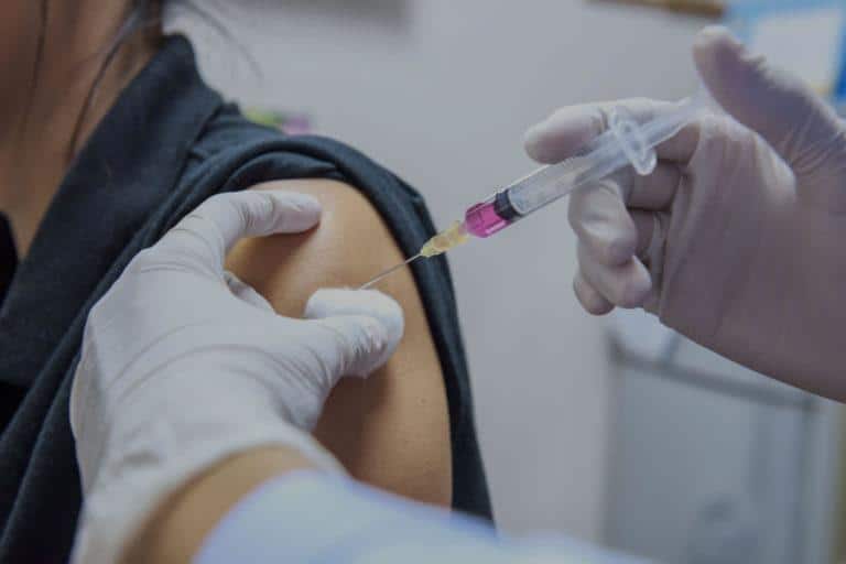 Comprendre la vaccination Injection d'un vaccin dans l'épaule d'une femme