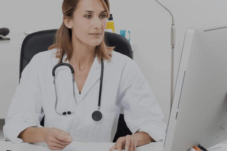 Conseils du medecin Médecin devant son ordinateur