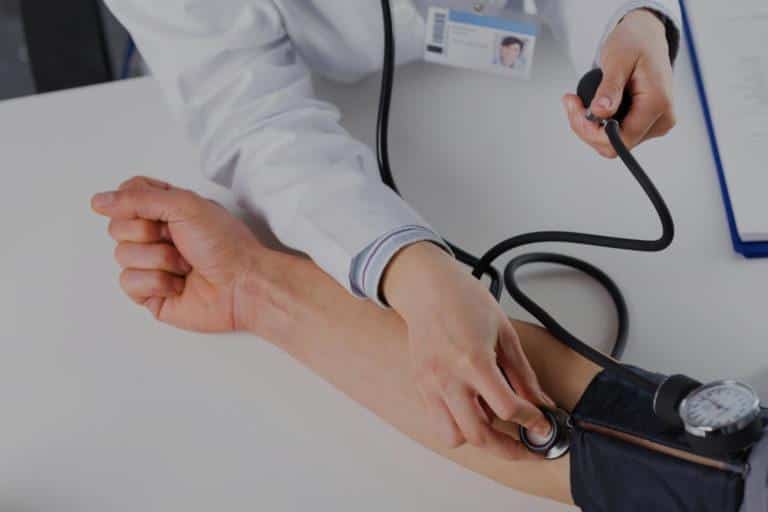 Hypertension arterielle Médecin qui prend la tension du patient