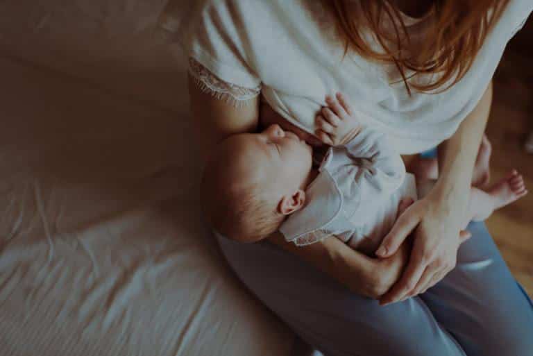 Bébé-allaitement maman allaitant son bébé