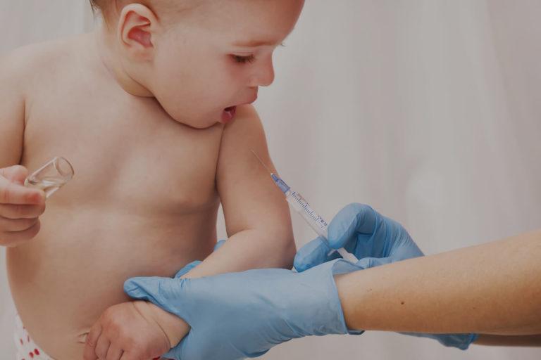 Bébé-vaccin Bébé se faisant vacciner