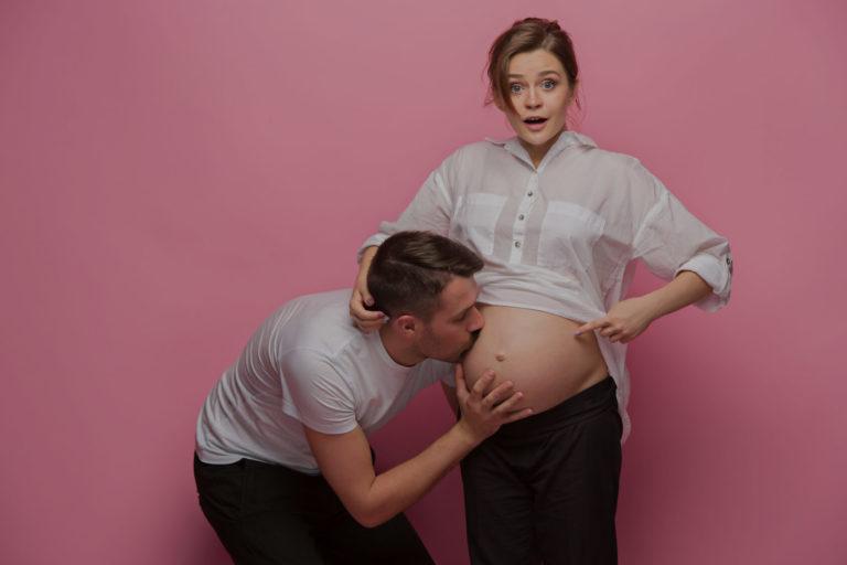 futur papa Homme qui embrasse le ventre de sa femme enceinte