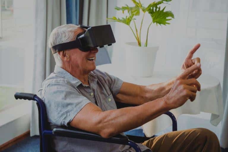 realite virtuelle Homme âgé sur un fauteuil roulant qui s'amuse avec un casque de réalité virtuelle