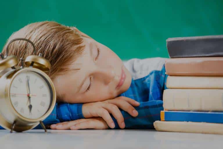 rythmes scolaires Enfant qui dort sur son bureau
