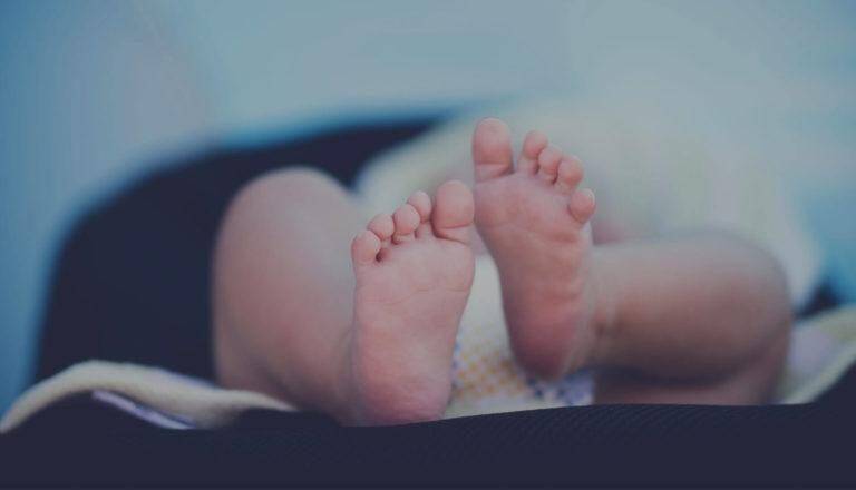 pieds de bebe zoom sur les pieds d'un nouveau né