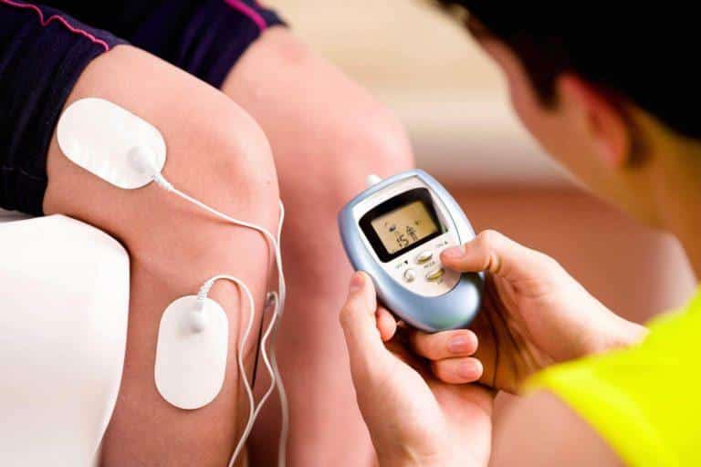 personne qui tient un appareil d'éléctrostimulation