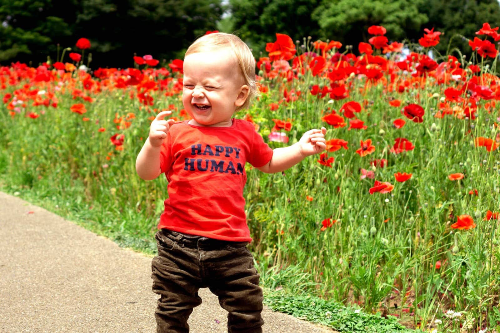 enfant avec un t-shirt rouge qui pleure